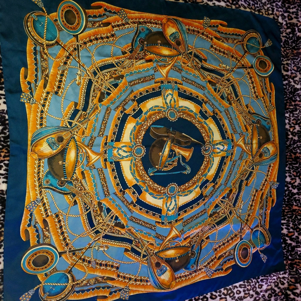 Scarfs - Picture 2 of 15